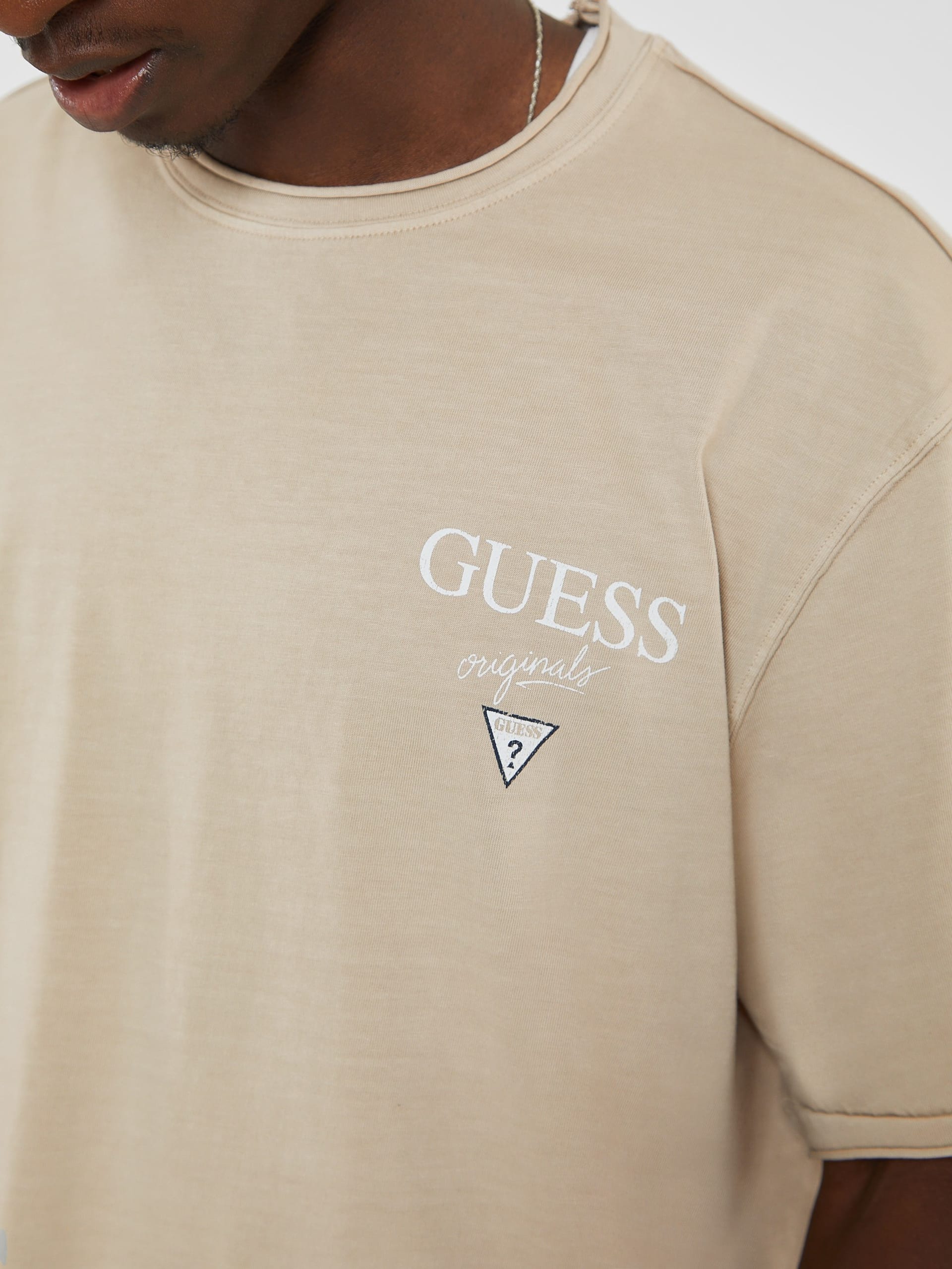 Camiseta GUESS Originals com Logo Empilhado