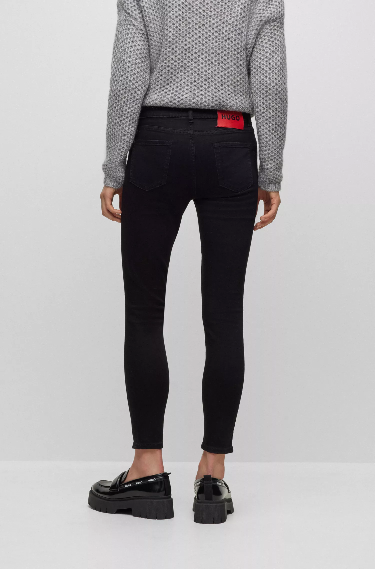 Calça jeans HUGO vermelha, extra slim fit, em denim preto com elasticidade confortável.