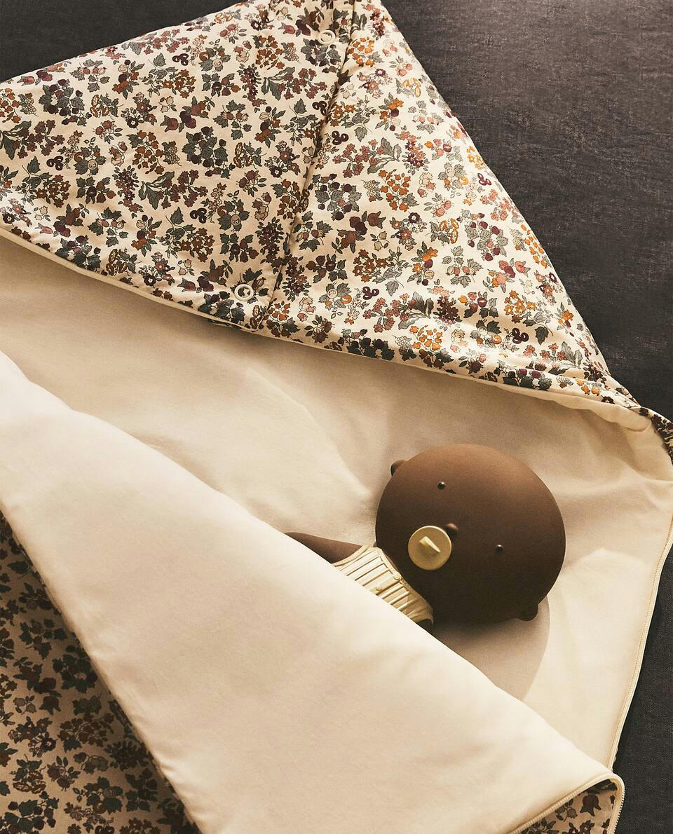 Saco de dormir infantil com estampa floral