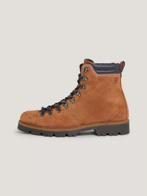 Botas de camurça com cadarço e travas