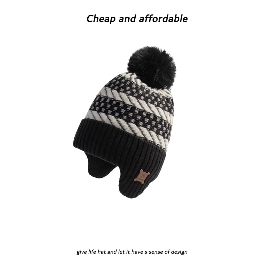 Alpha Kiss - Gebreide Trappermuts met pompons