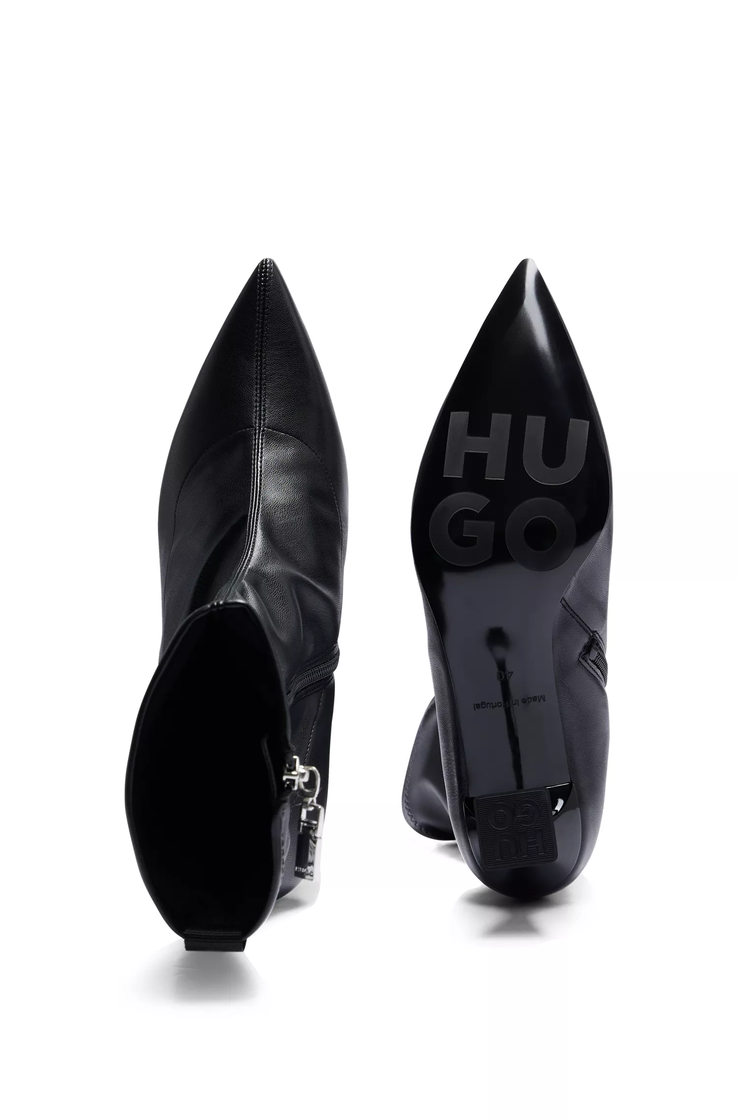 Botas HUGO vermelhas em imitação de couro com salto diferenciado.