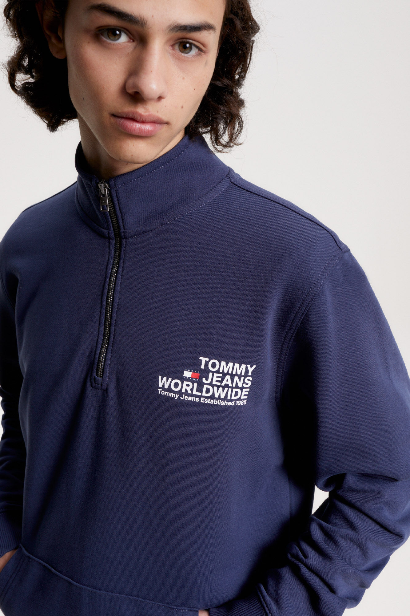 Moletom masculino Tommy Jeans com zíper.