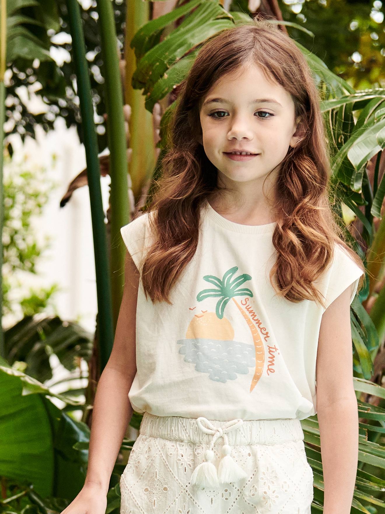 Camiseta infantil feminina com estampa de verão e mangas na altura dos ombros, na cor off-white.