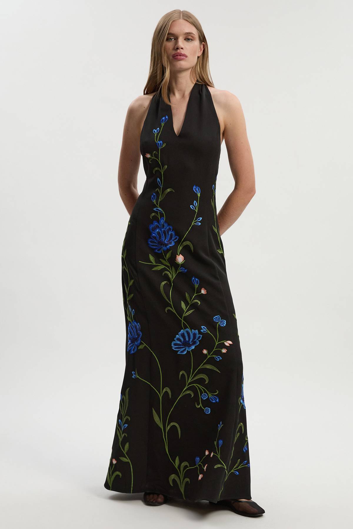 KarenMillen Robe Maxi Longue à Col Licou avec Broderies Florales Positionnées en Crêpe Tissé