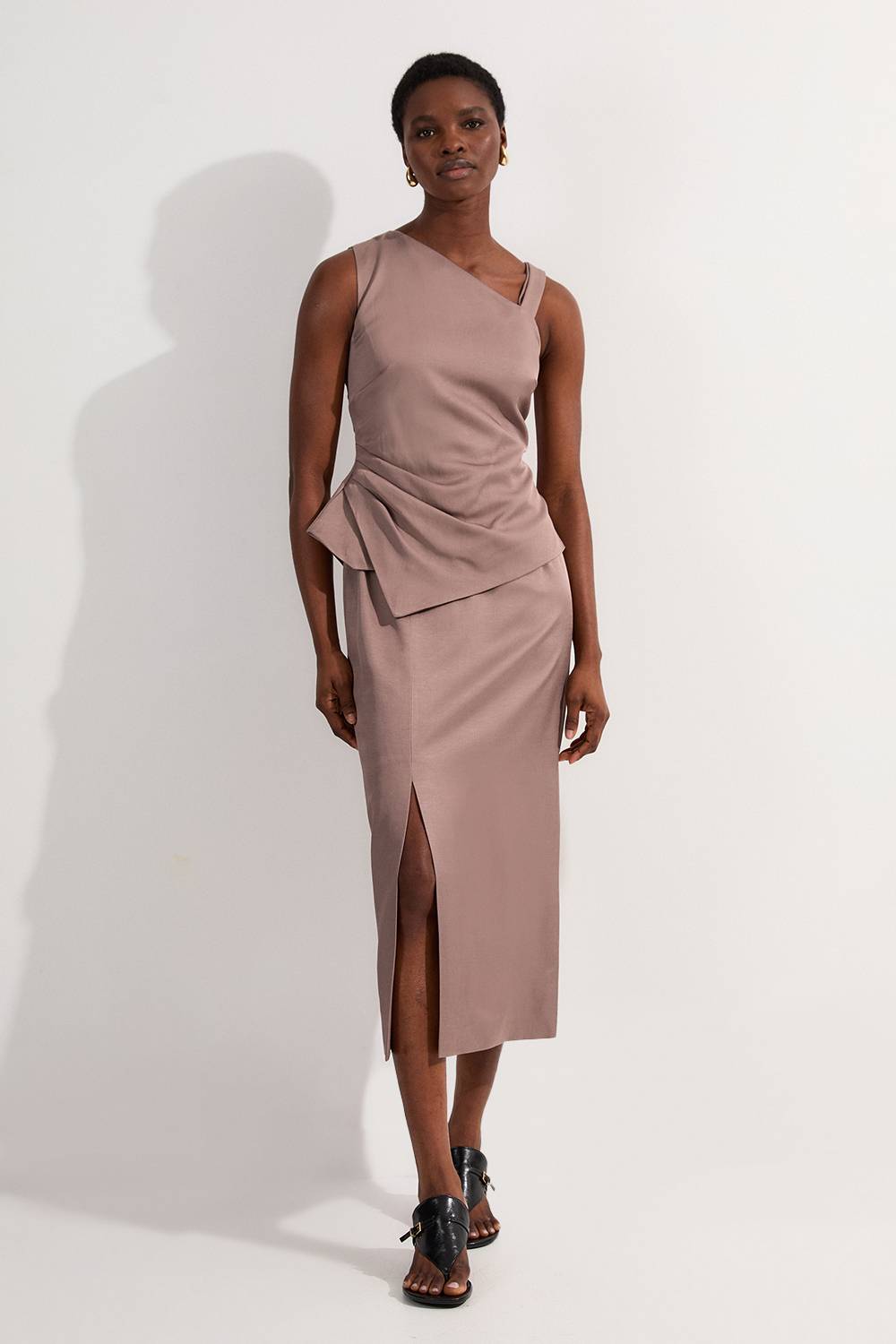 KarenMillen Robe maxi crayon ajustée en viscose et lin premium avec encolure asymétrique