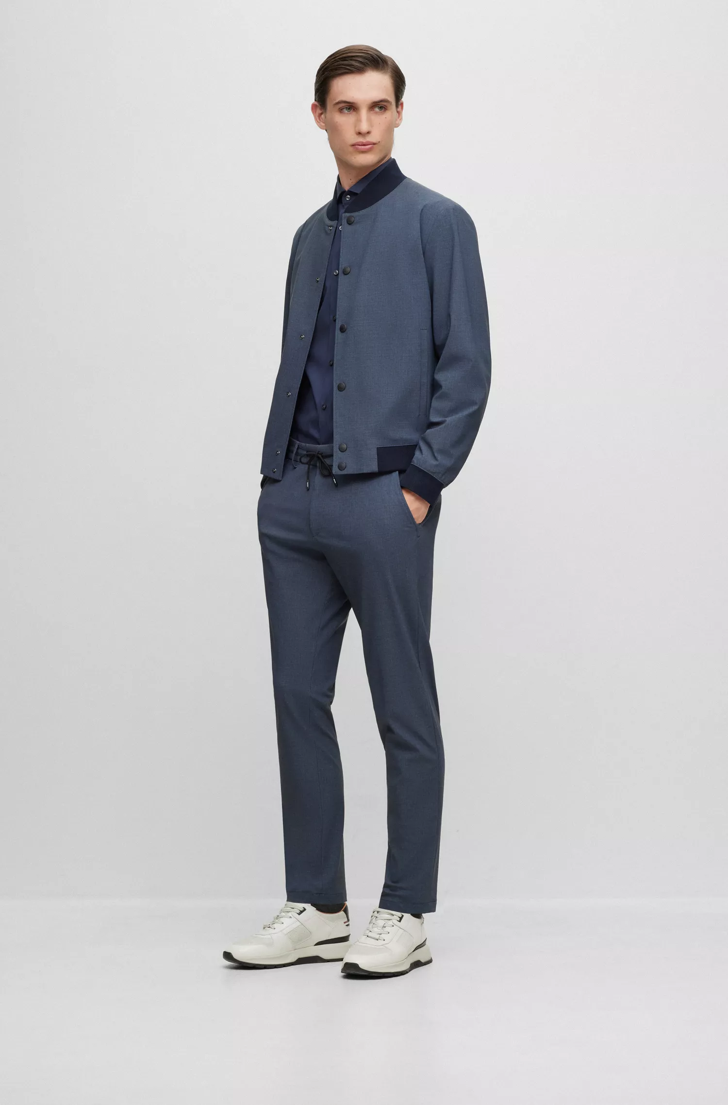 Calça BOSS preta de corte slim em jérsei elástico de alta performance com microestampas.