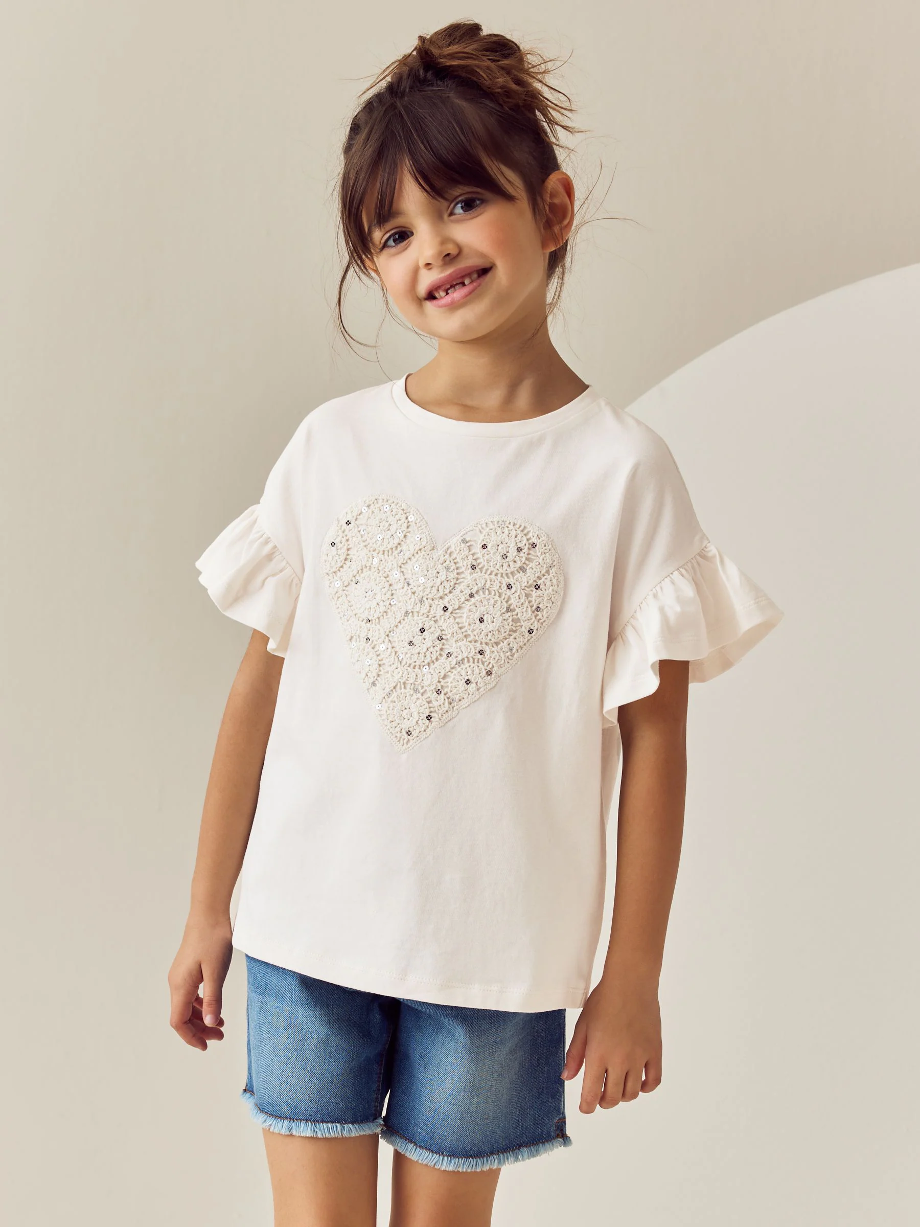 Ecru - T-shirt met pailletten, gehaakt hart en ruches aan de mouwen (3-16jr)
