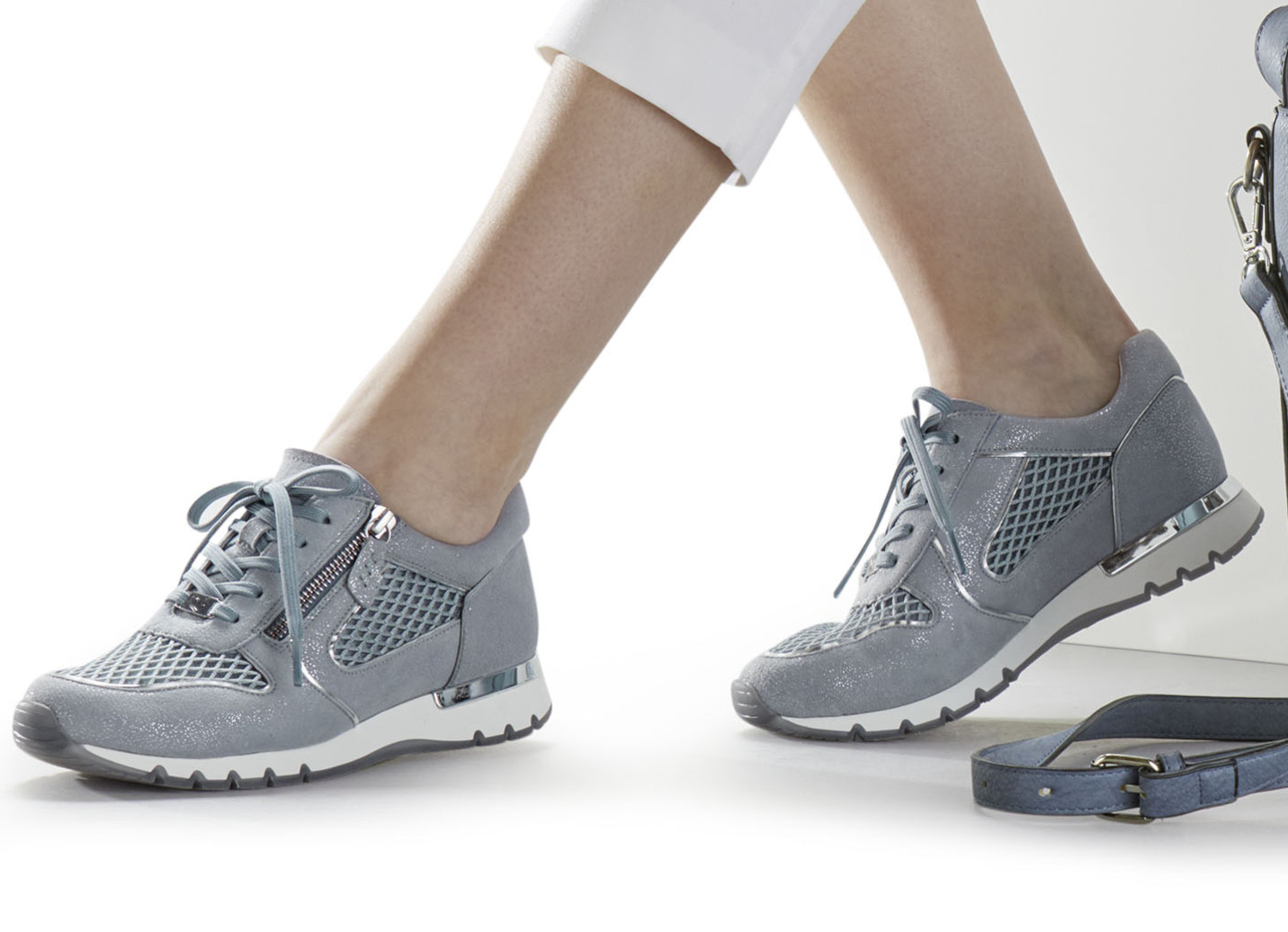 Caprice Sneaker aus glänzendem Veloursleder