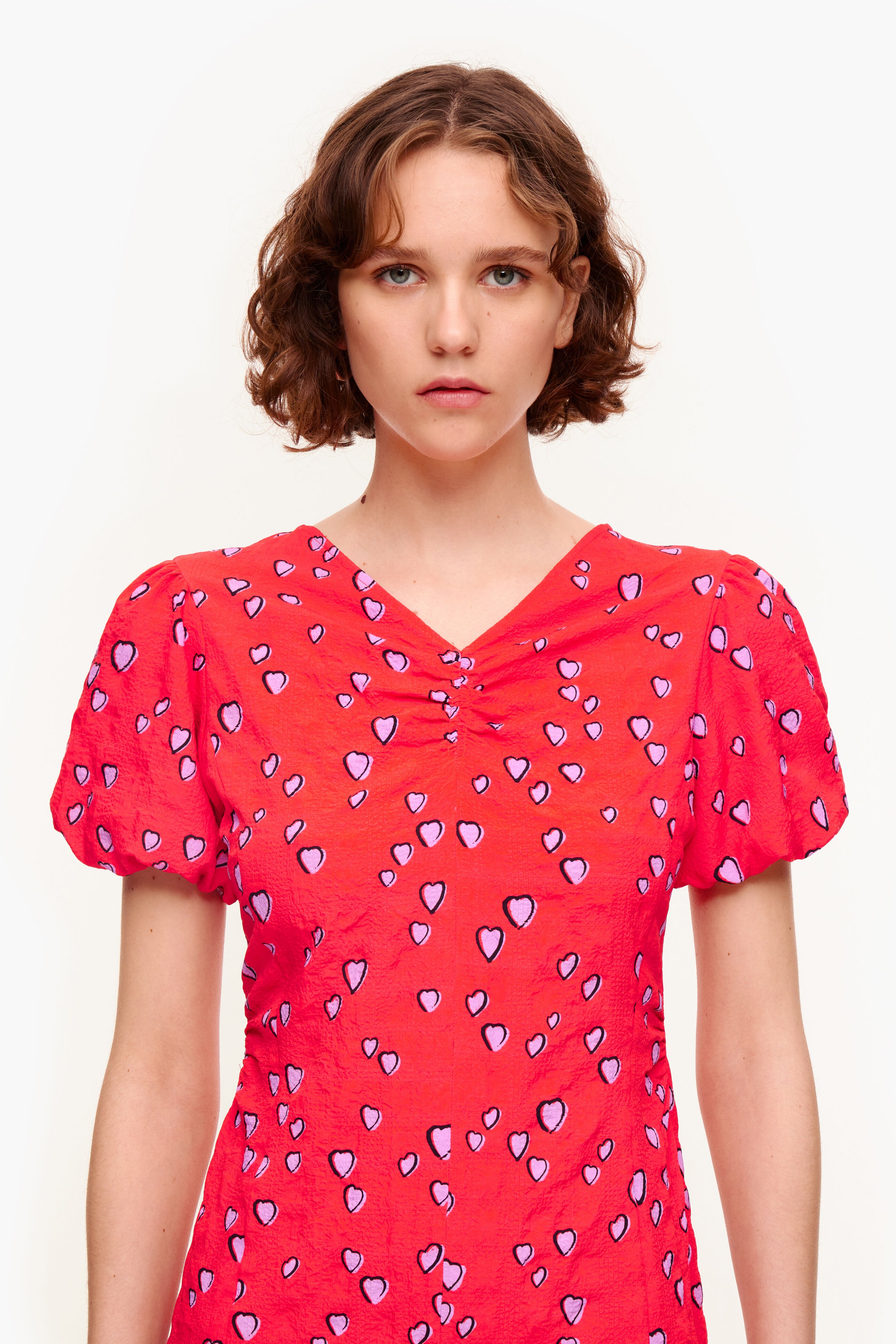 Vestido curto vermelho com estampa de corações pequenos