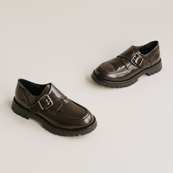 Derbies à talons plats, boucles et coutu...  en cuir glacé marron