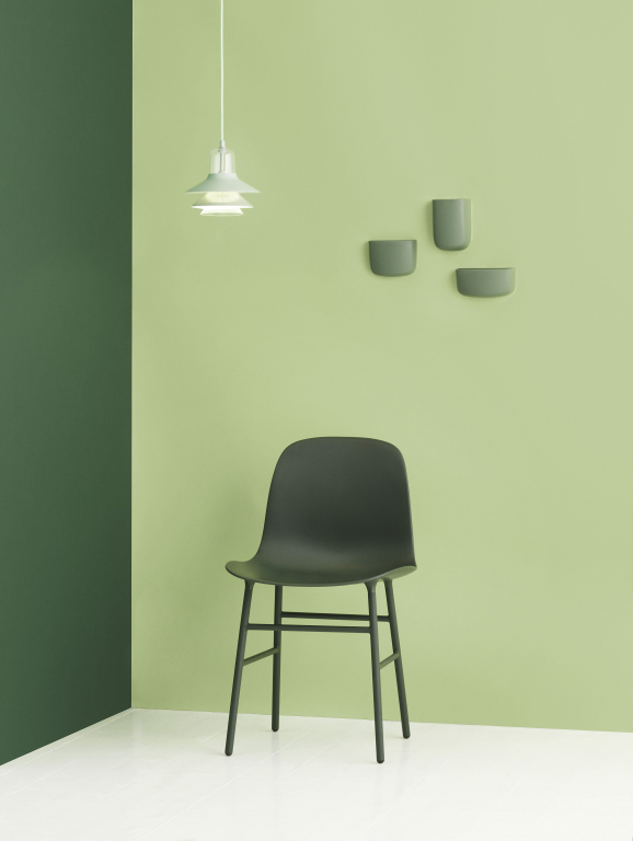 Normann Copenhagen Form Chair stoel met stalen onderstel warm grijs