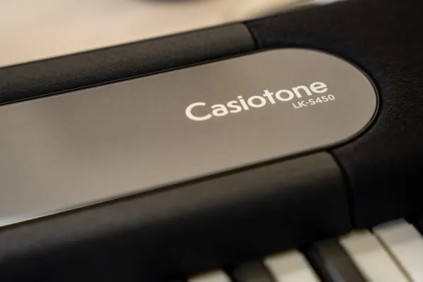 Casio LK-S450, Digital synthesizer, Kor, Flanger/Digital signalbehandling (DSP), Efterklang, 5 W, Sort, LCD, Vekselstrøm, Batteri