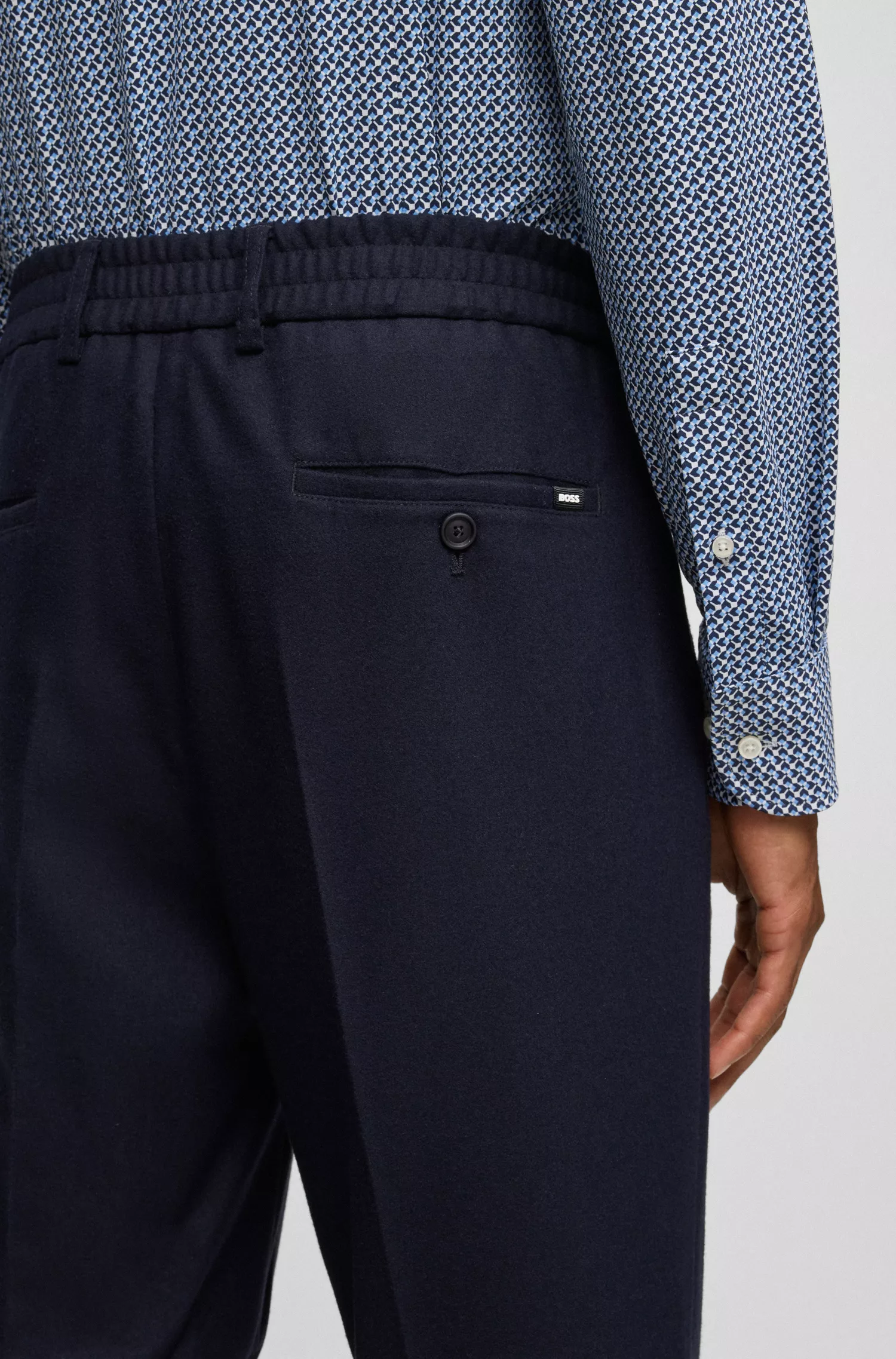 Calça social BOSS preta, corte slim, em tecido elástico.