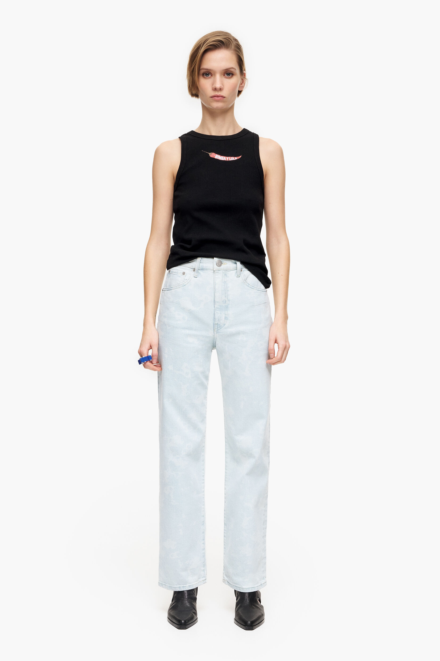 CALÇA RETA CROPPED - Calça jeans de corte reto com estampa camuflada de panda em tom azul lavado.
