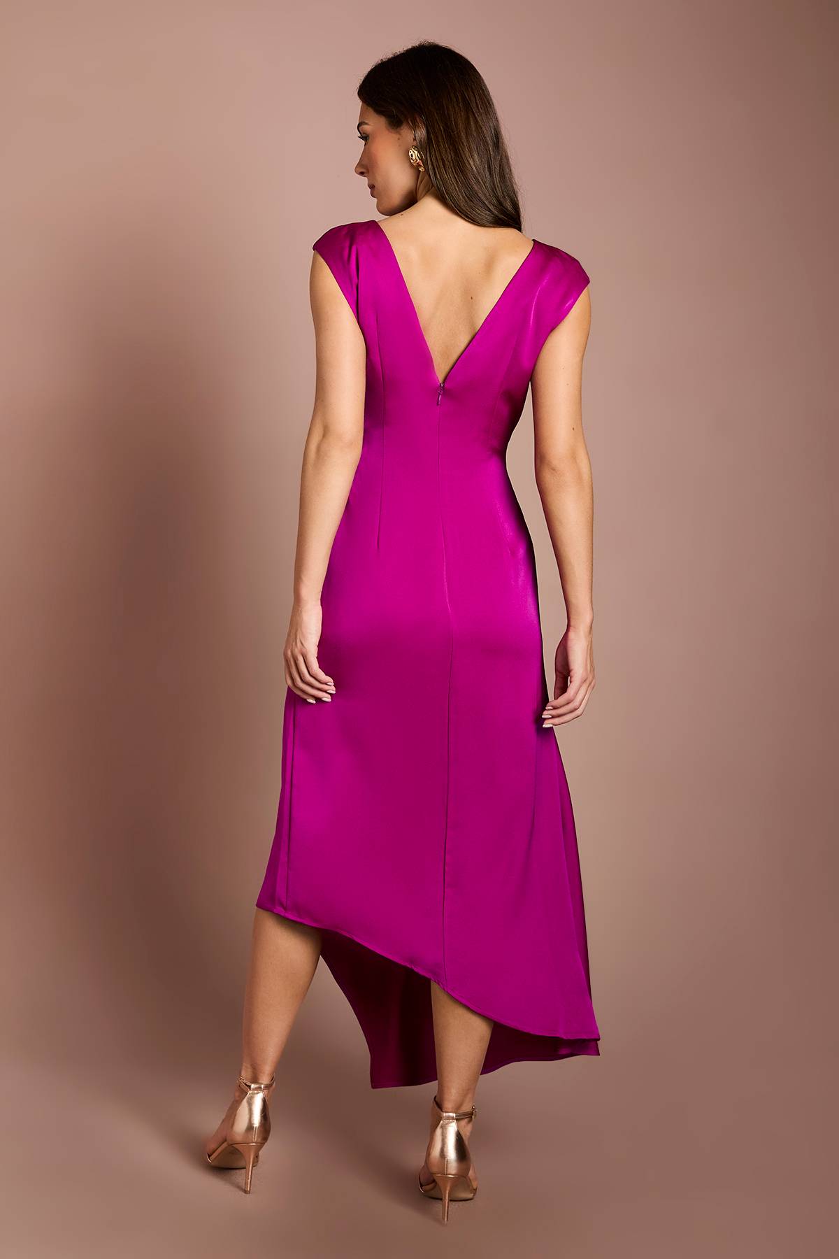 Coast Robe Midi Sans Manches À Dos En V Avec Ourlet Asymétrique