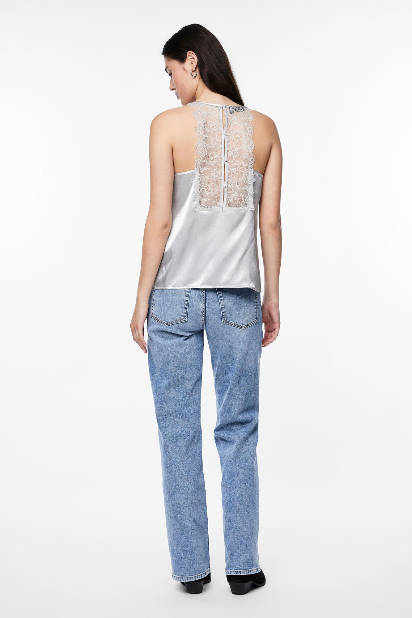 Blusa com decote com amarração.