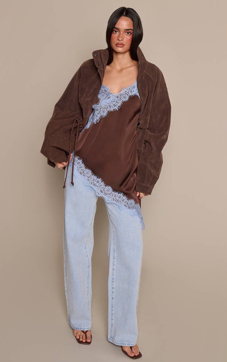 Chocolat Top Long Asymétrique En Satin Chocolat Avec Détails En Dentelle Contrastée