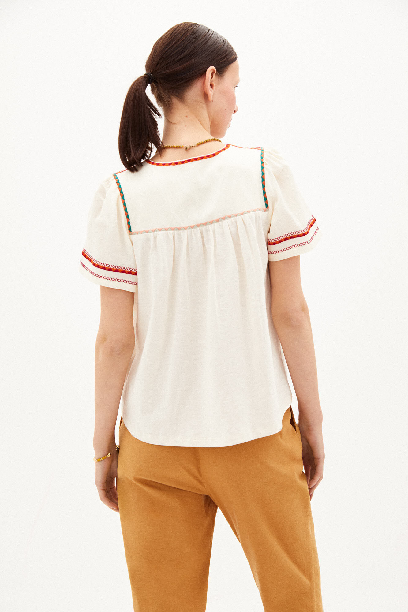 Camiseta Clara Bordada - Bege