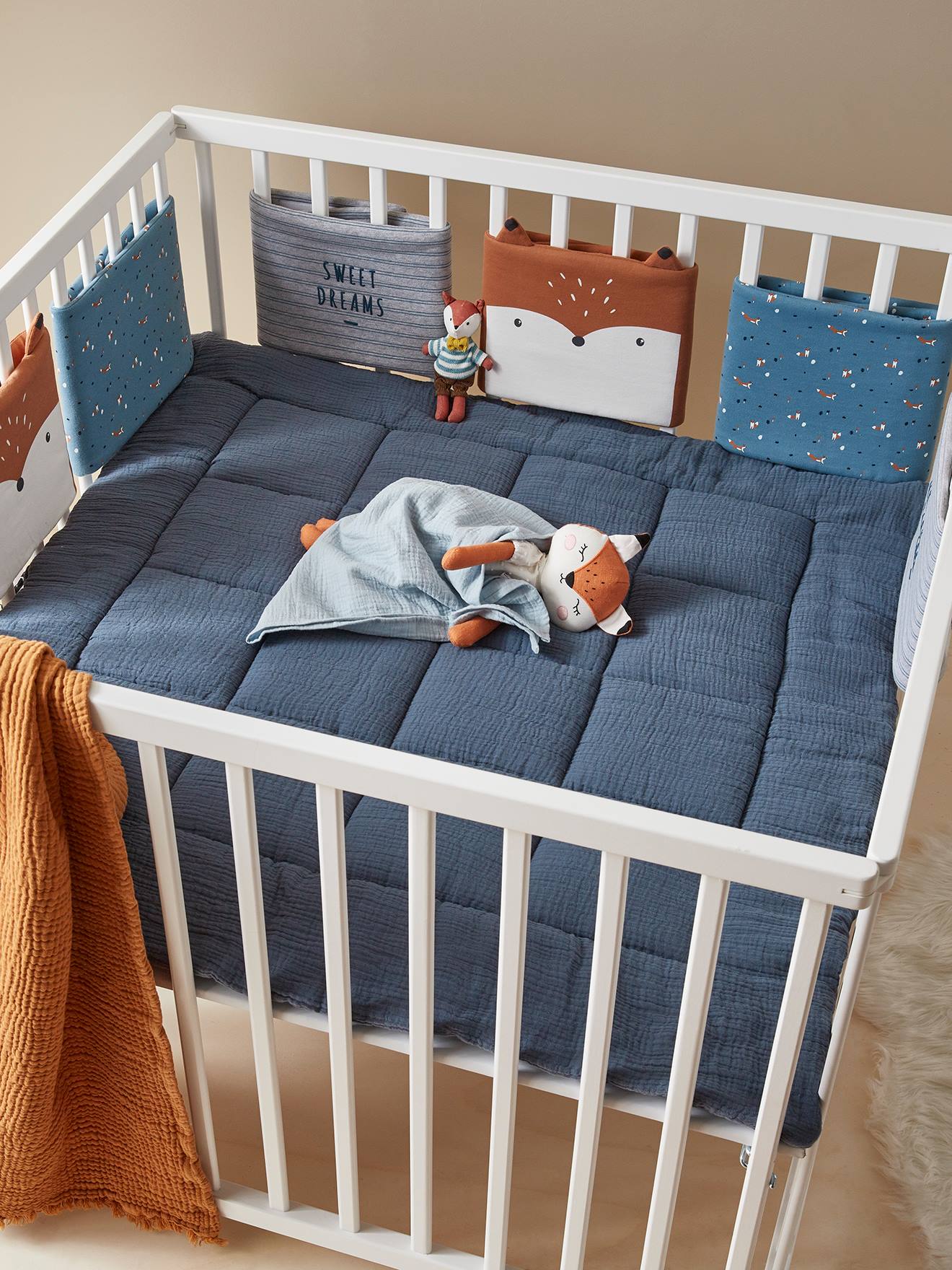 Protetor de berço Baby Fox azul médio liso com estampas