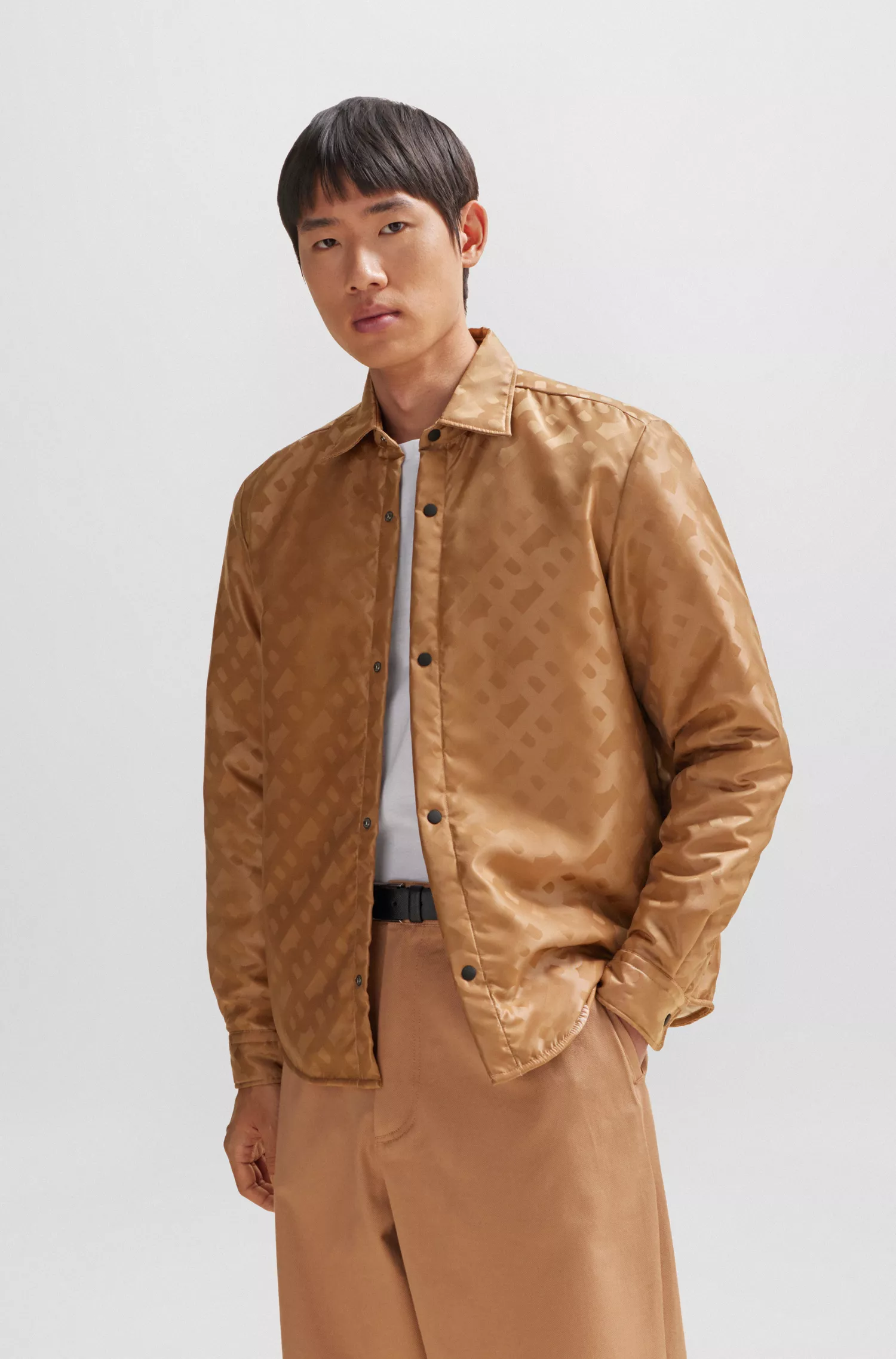 Camisa BOSS preta de corte relaxado em tecido com monograma e gola Kent.