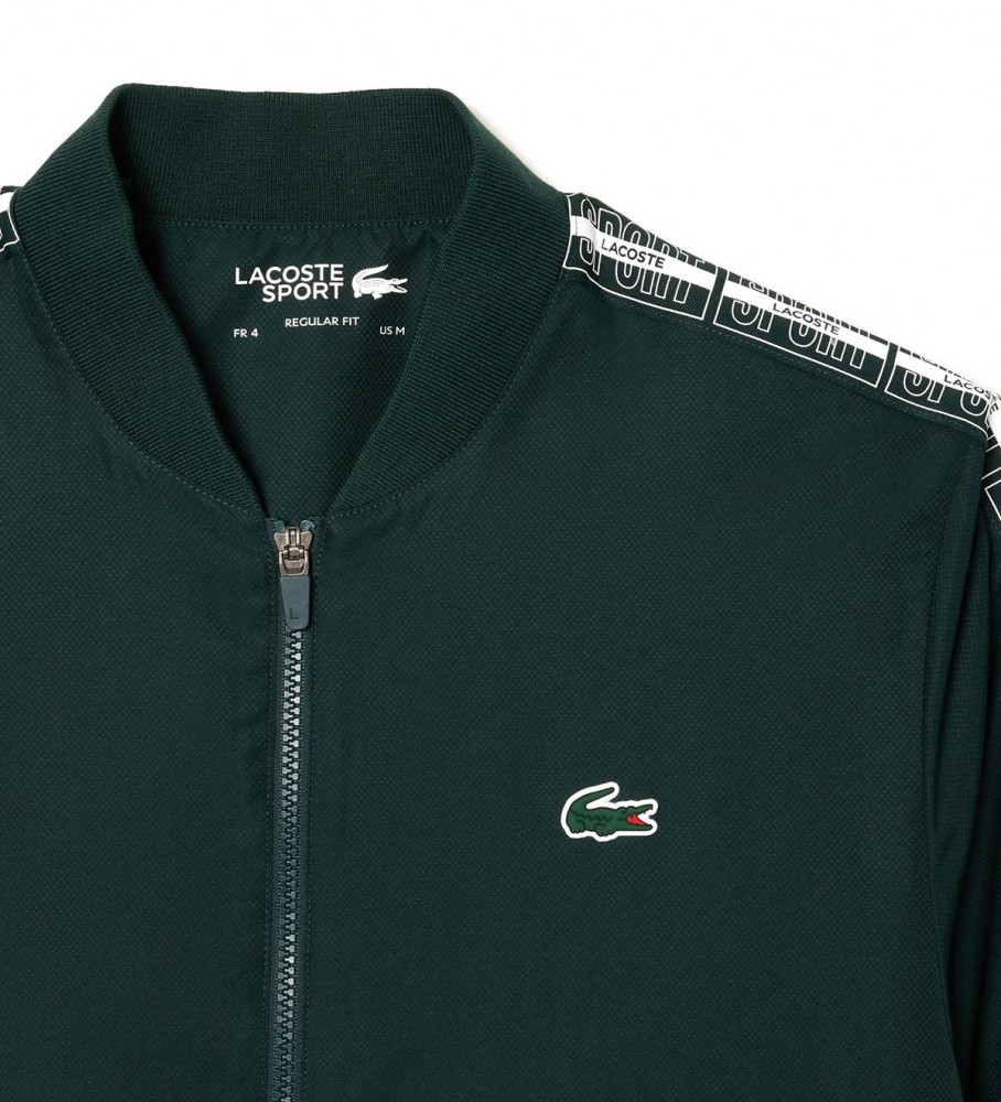 Conjunto de treino de ténis Lacoste feito com tecido reciclado ecológico.