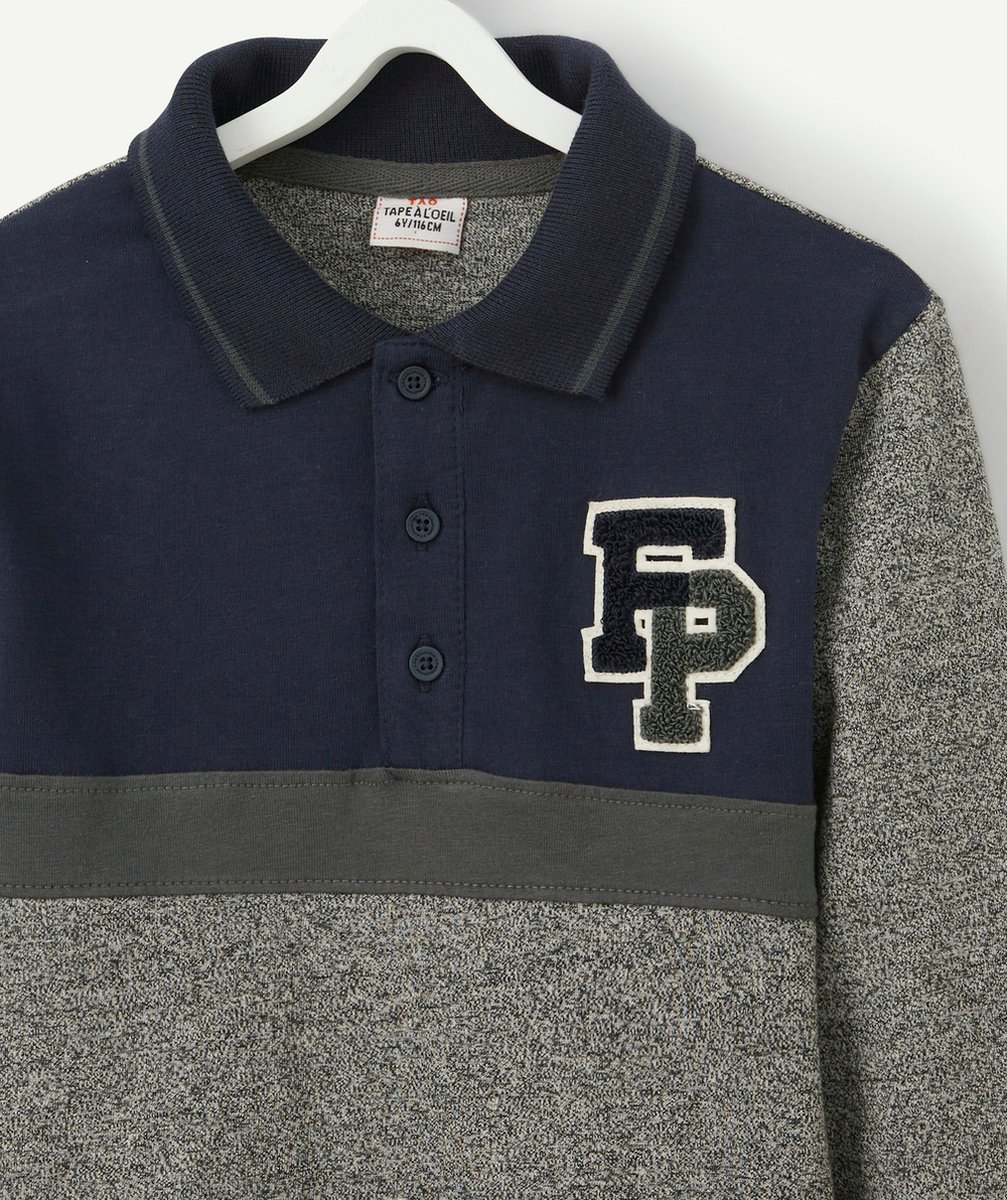 POLO GARÇON EN COTON BLEU ET GRIS AVEC PATCH LETTRE