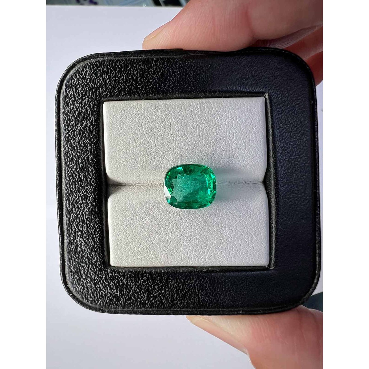 Émeraude Coussin de 3.30 Carats - Couleur AAA Top Green - Clarté VVVS - Origine Zambie