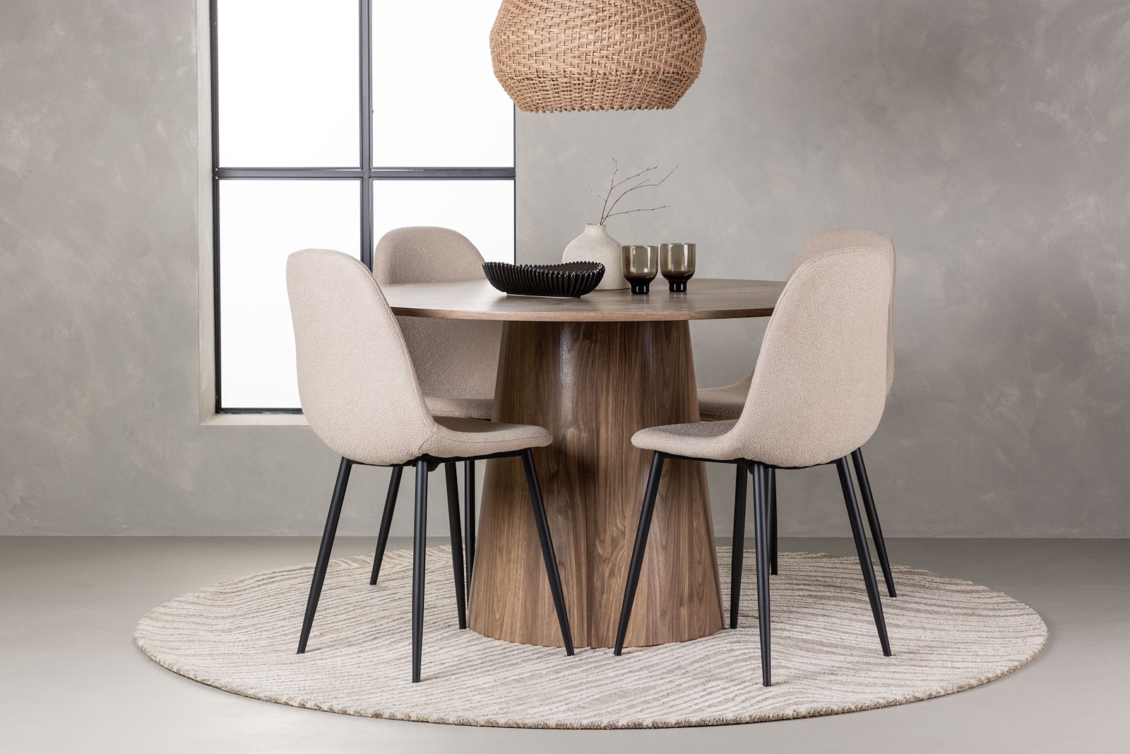Lanzo og Polar Spisegruppe Lanzo rundt spisebord ø120cm i natur med 4 stk. Polar spisestoler i Beige bouclé og sorte ben.