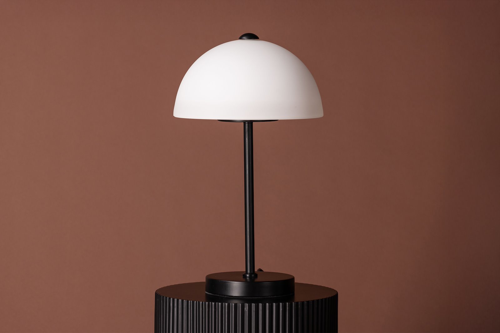 Ferrand bordlampe Sort med hvit glass skjerm
