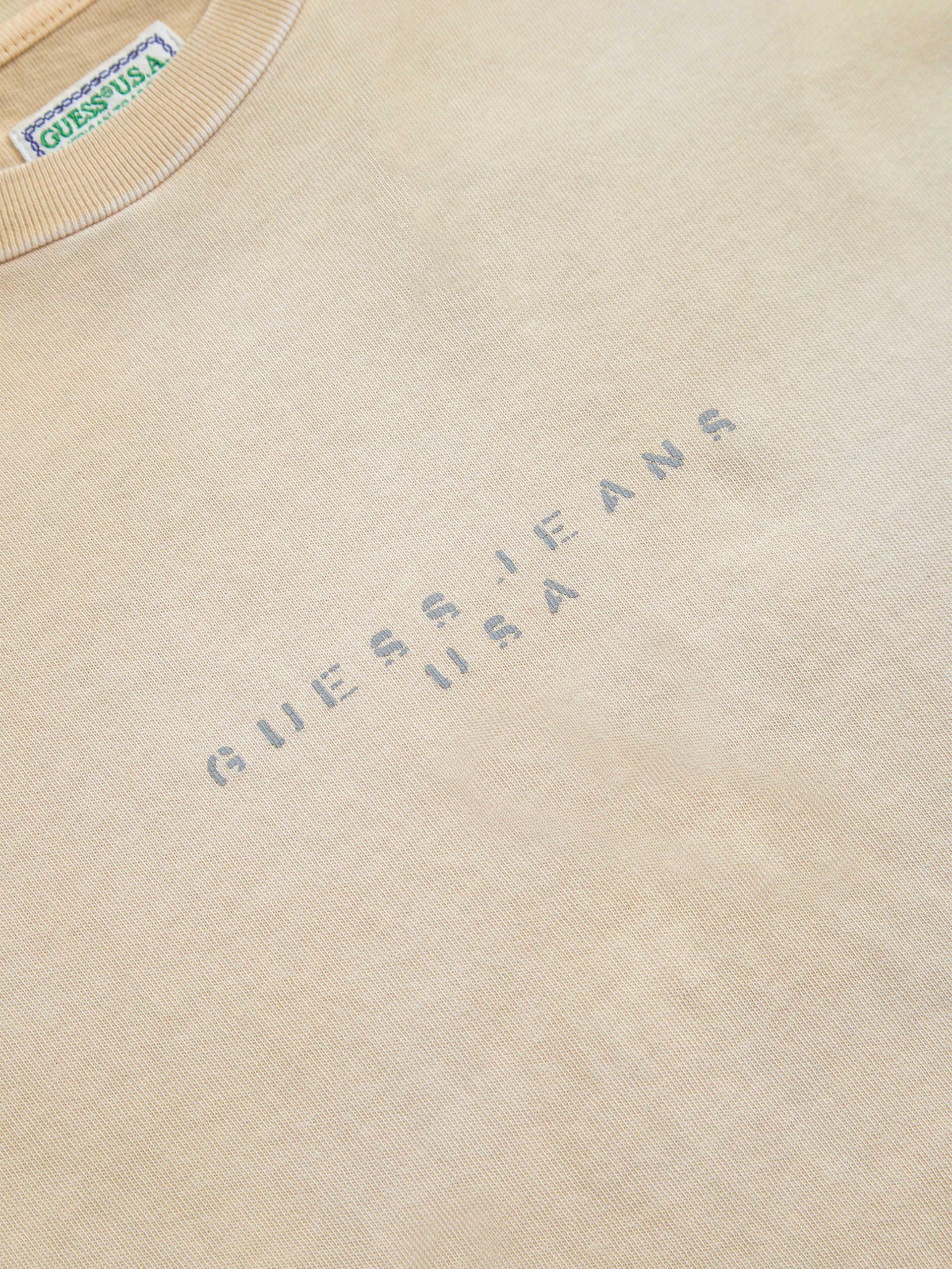 camiseta com logo desgastado