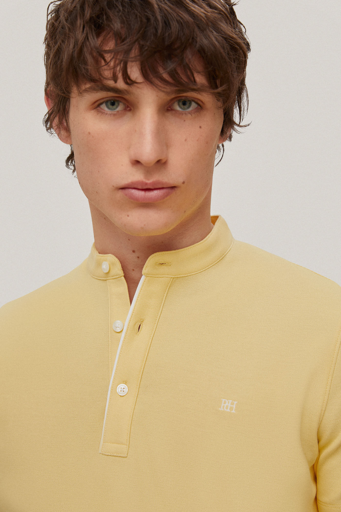 Camisa polo com gola mandarim e acabamento anti-odor - Amarela