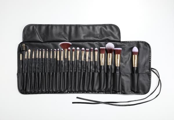 24 stk. profesjonelle og eksklusive sminkekoster i etuier Black / Gold