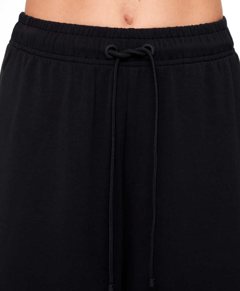 Calça cropped de pernas largas em modal macio ao toque