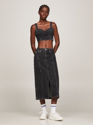 Top cropped estilo bustiê em jeans skinny