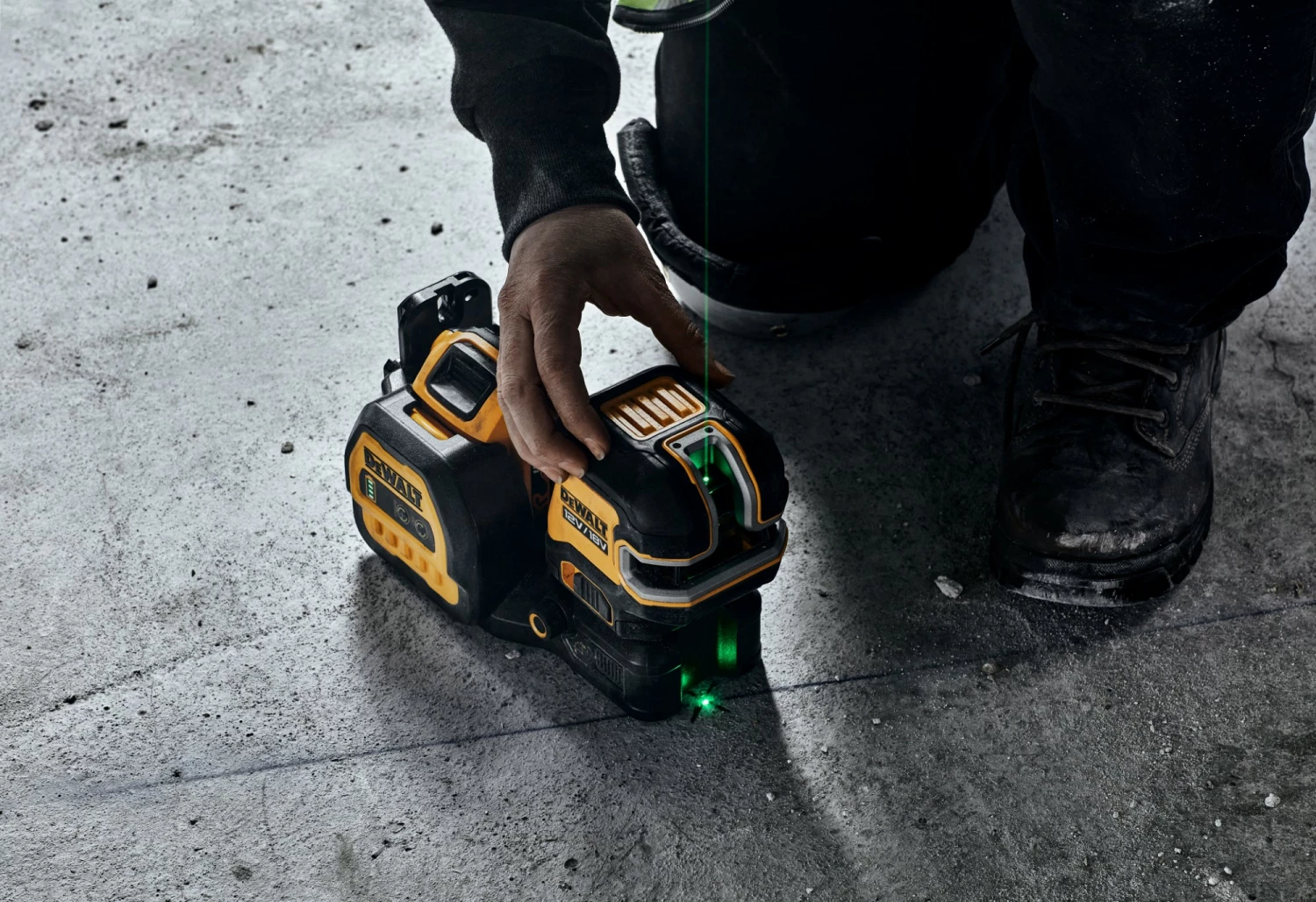 DeWALT DCE825D1G18 12V / 18V Li-ion XR Accu Zelfnivellerende 5 Punts kruislijnlaser set (1x 2.0Ah) in TSTAK koffer - Groen