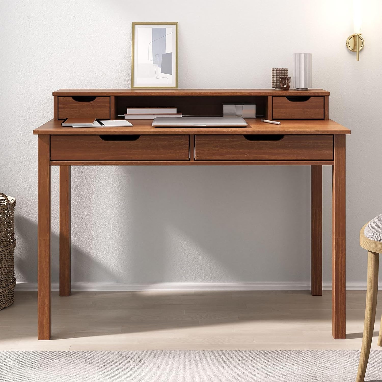 IDIMEX Schreibtisch Raul mit 4 Schubladen aus Massivholz, Kastanien Farben - Bürotisch mit Stauraum und Nische, Home-Office-Schreibtisch, PC-Tisch mit Aufsatz
