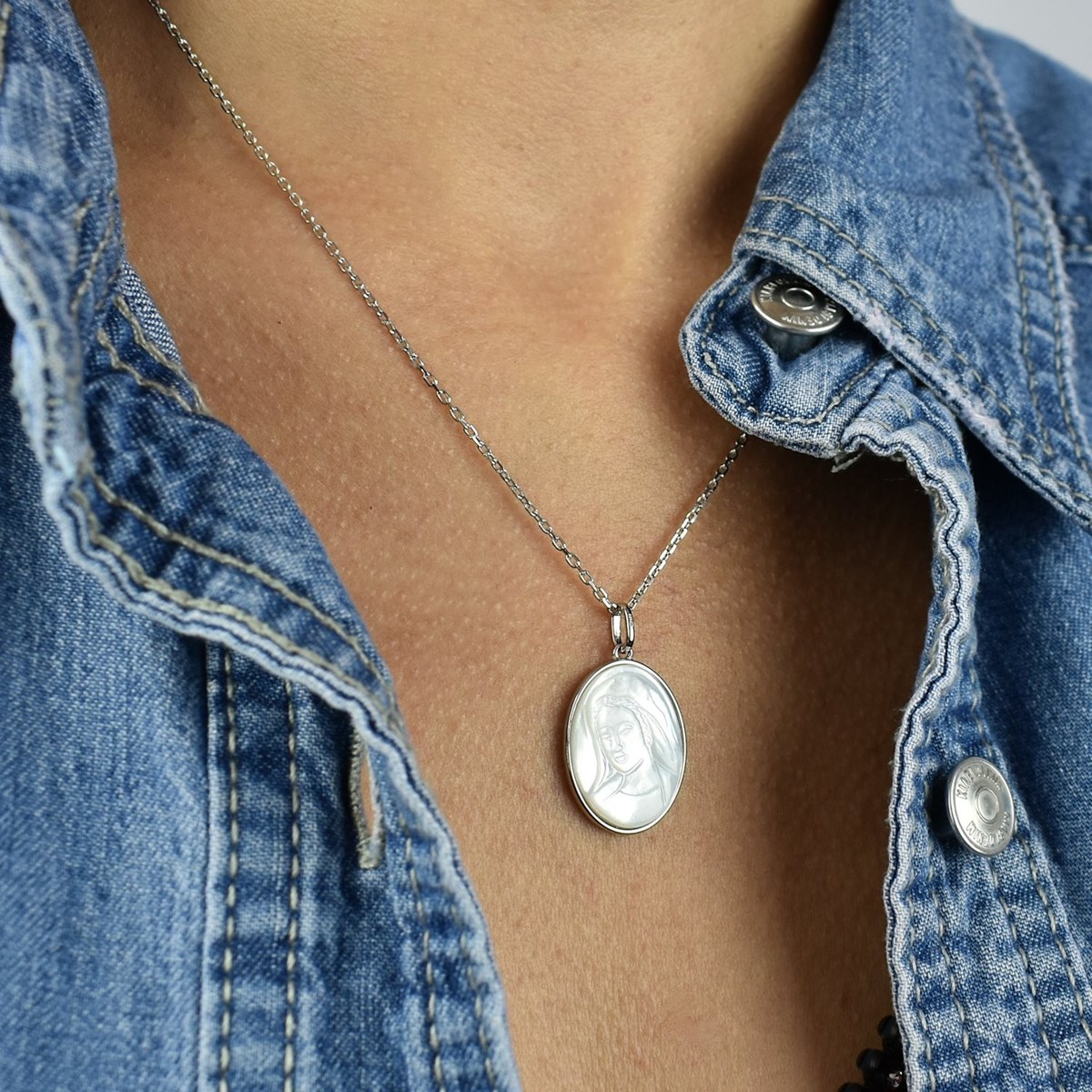 Collier Vierge Marie médaille ovale de nacre Symbole de foi et de protection Argent 925 Rhodié