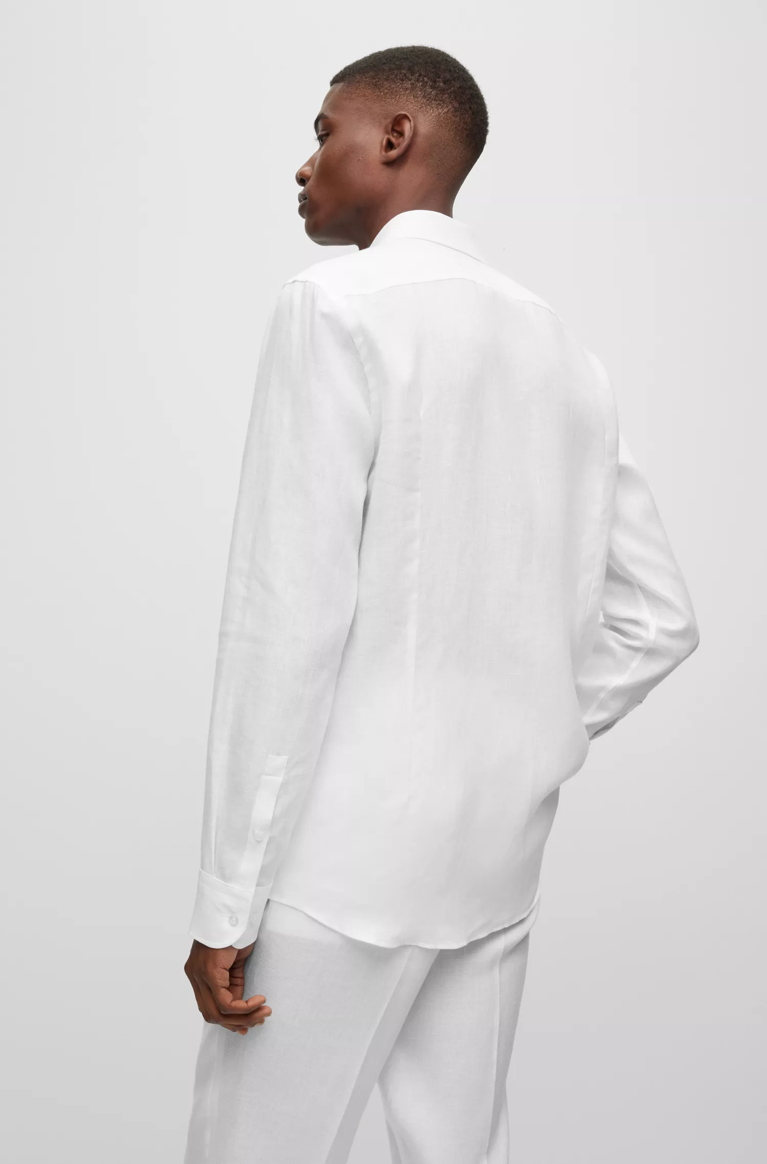 Camisa BOSS preta de corte slim em linho italiano.