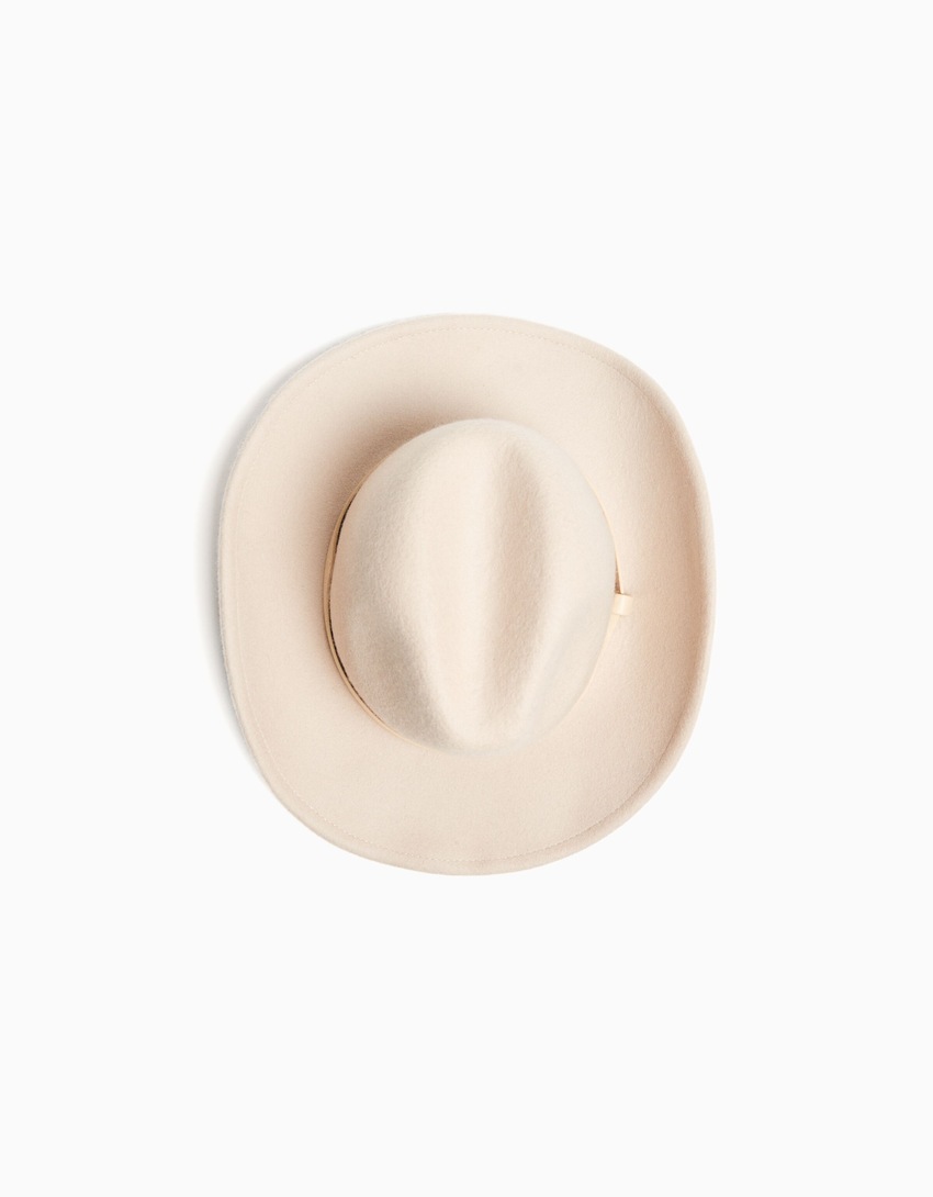 Chapéu de cowboy com detalhes em couro sintético