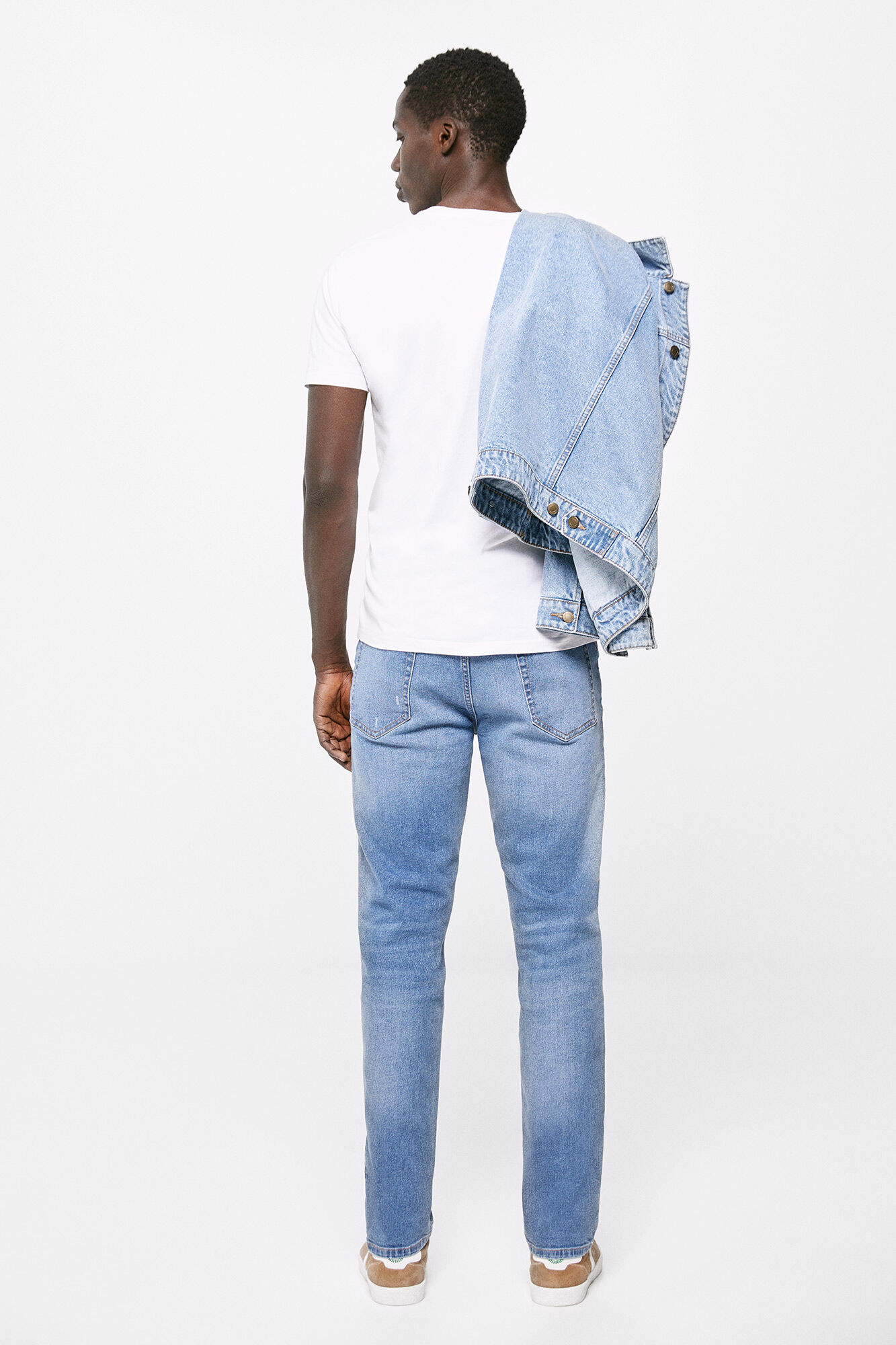 Calça jeans slim, lavagem média clara