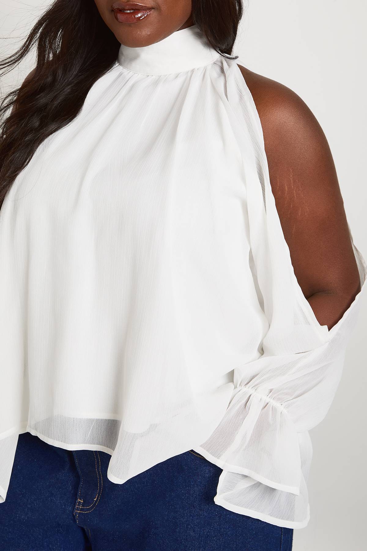 boohoo Blouse Grande Taille En Mousseline Col Licou Manches Longues Drapée