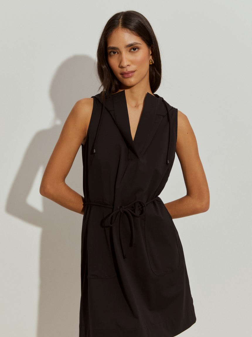 Vestido curto sem mangas com capuz