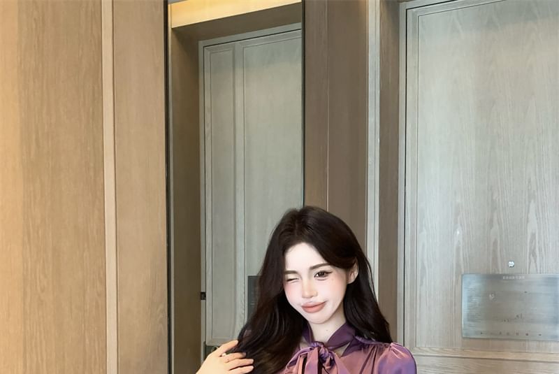 Metonymph - Blouse met lange mouwen en strikhals / Minirok van effen fluweel met hoge taille