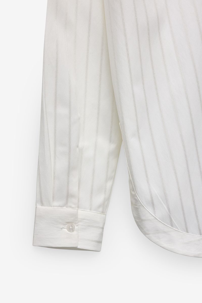 CAMISA LARGA ACETINADA COM RISCAS