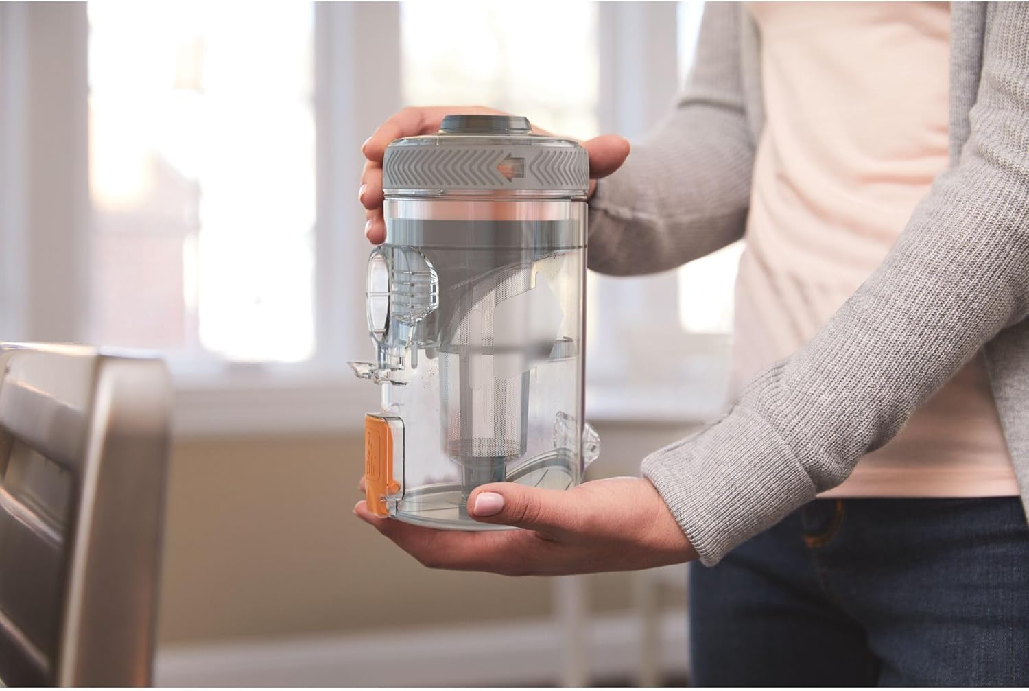 Black+Decker 4in1 Akku-Stielsauger (18V, 2.0Ah, beutelloser Boden- & Handstaubsauger mit Elektrobürste, kabellos, inkl. Fugendüste, Akku, Ladegerät & Wandhalterung) BHFEV182C