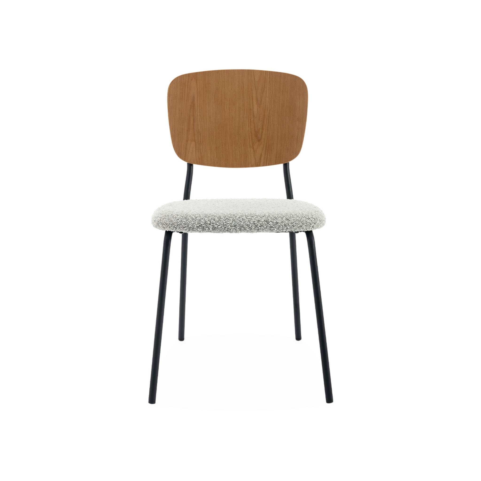 Lot de 2 chaises assise bouclette texturée blanche. Dossier bois de peuplier courbé. Pieds en métal noir mat