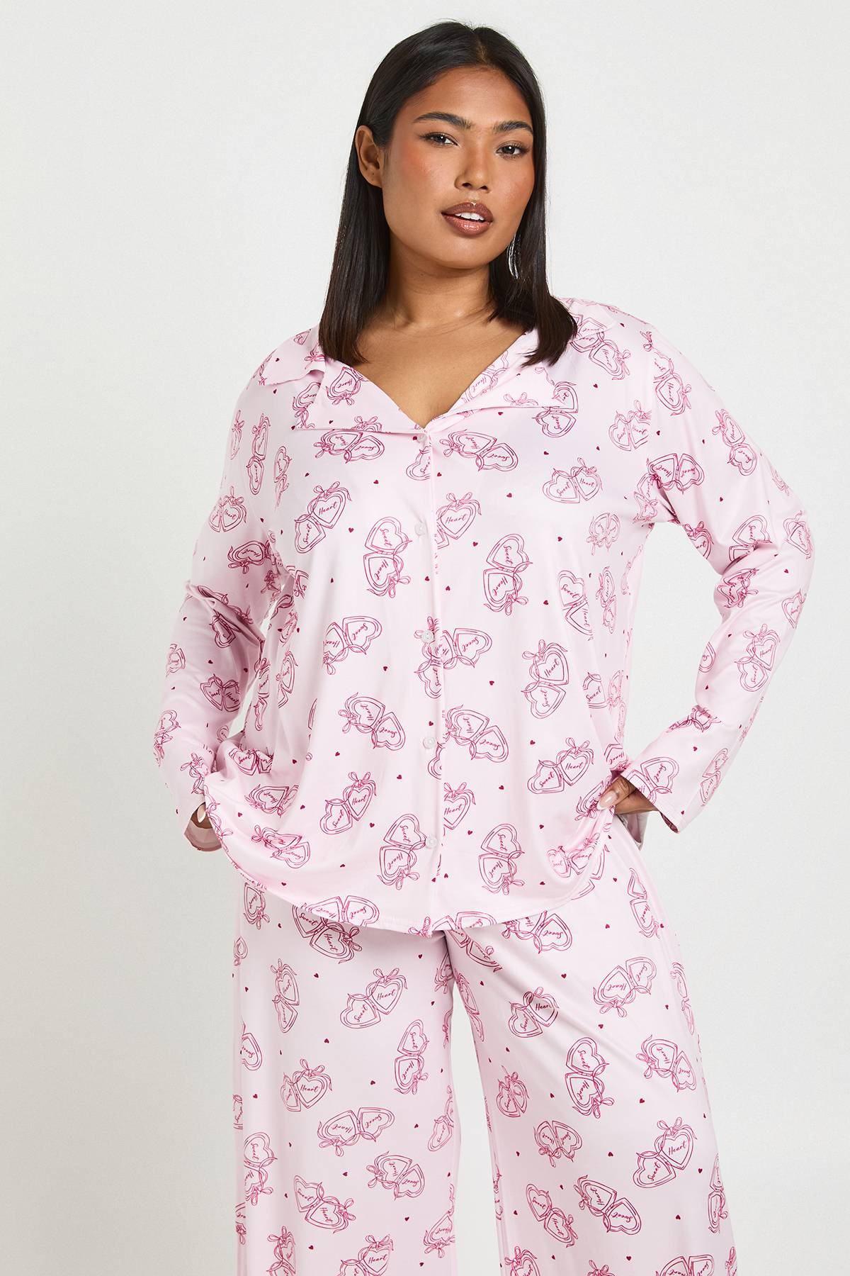 boohoo Ensemble Pyjama Grande Taille Imprimé Saint-Valentin Cœurs - Haut à Manches Longues et Pantalon