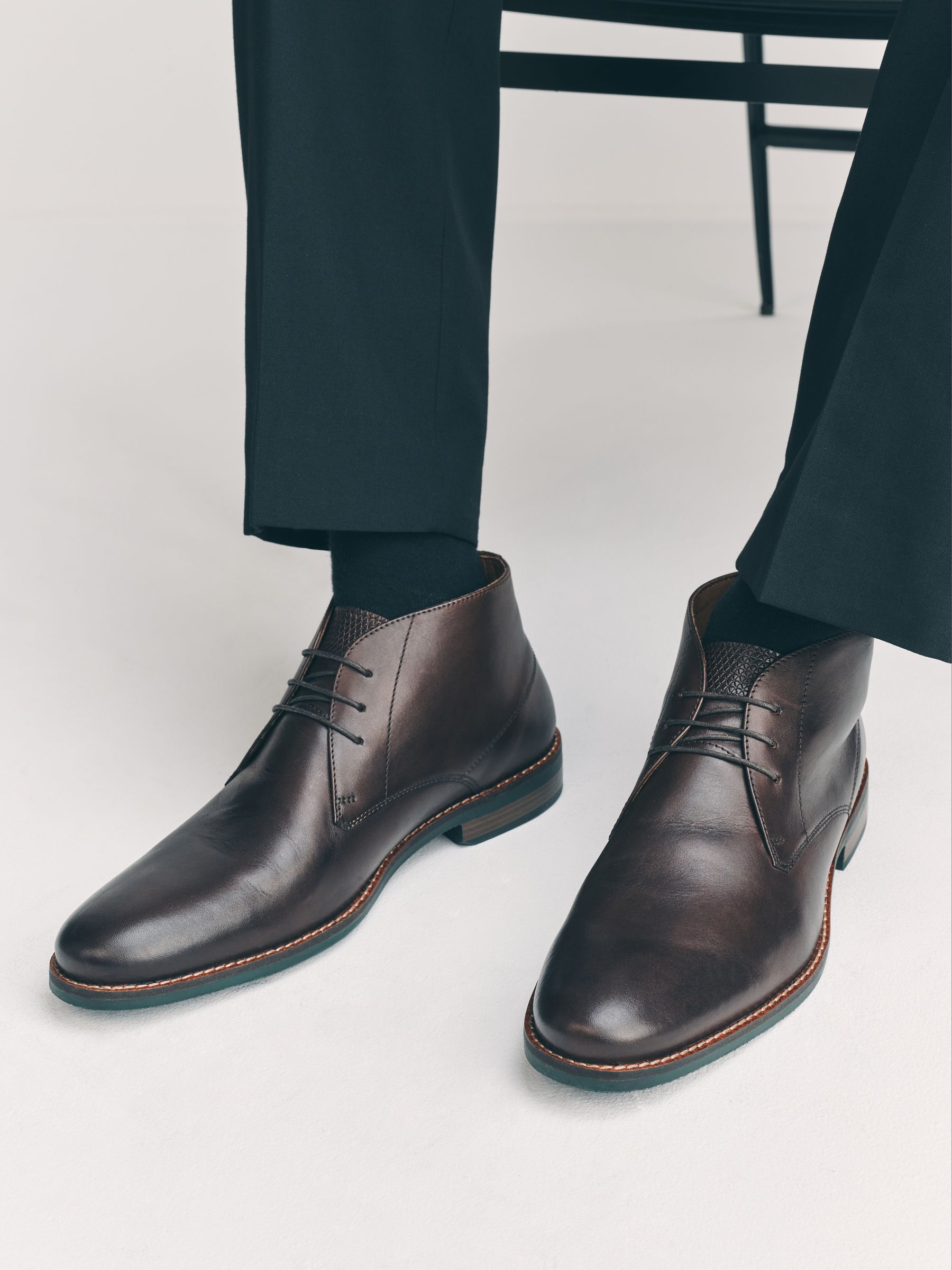 Bruin - Contrast Sole Leather Chukka Boots