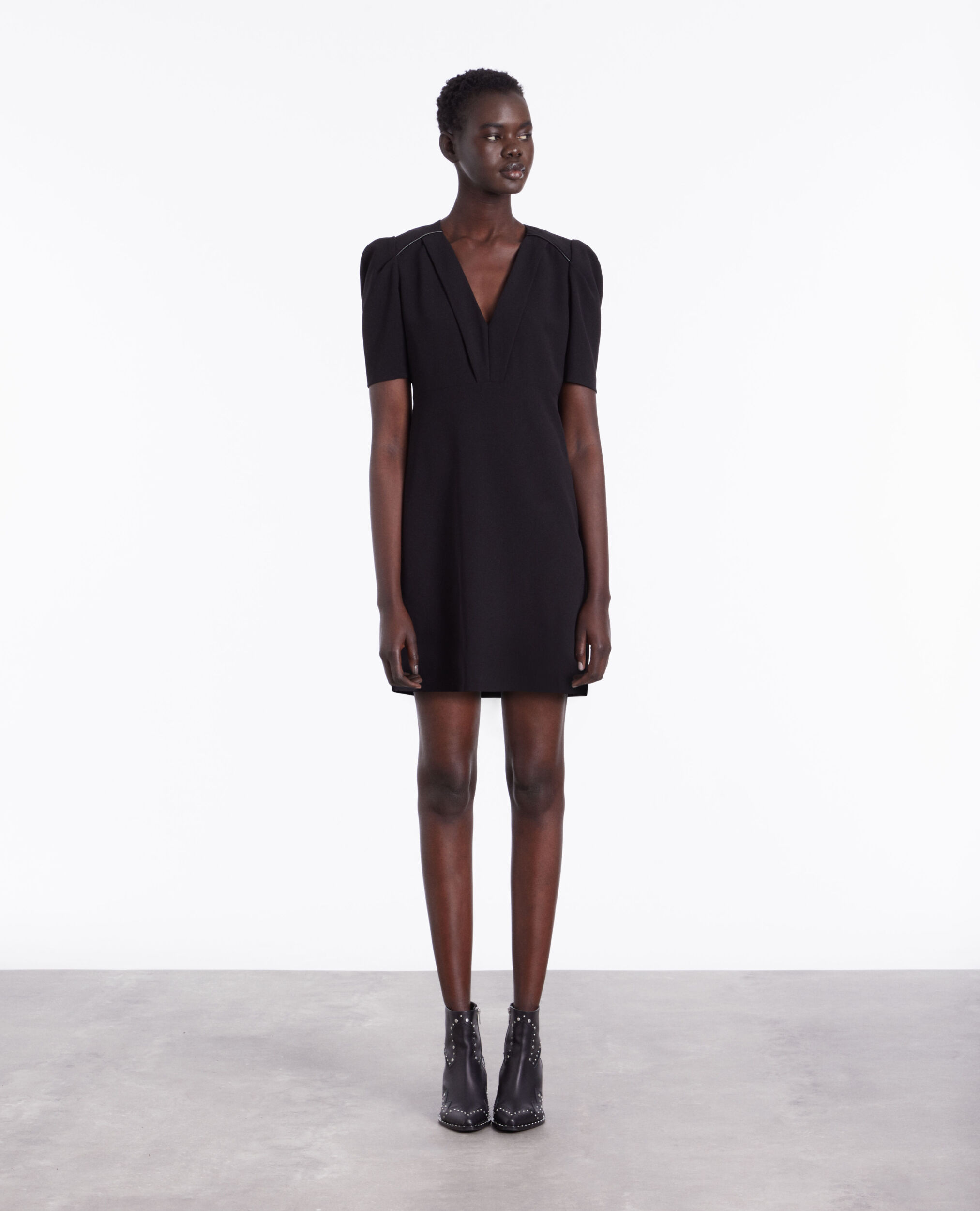 Robe courte noire en crêpe
